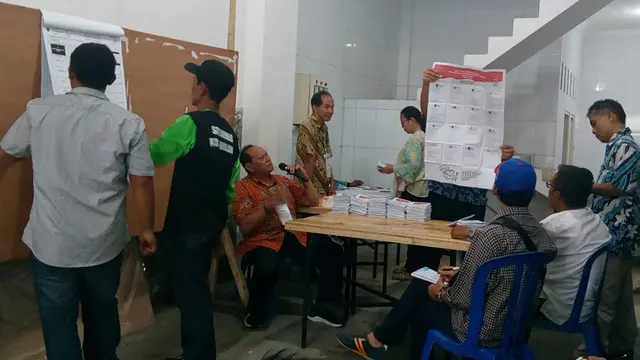 Cokelat dan Makanan Gagal Rayu Pemilih Datang Coblos Ulang di TPS Kota Malang