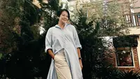 Dian tampil mengenakan atasan kemeja panjang warna baby blue yang dipadukan celana palazzo warna broken white. Credit: Instagram (@bu_deedee)