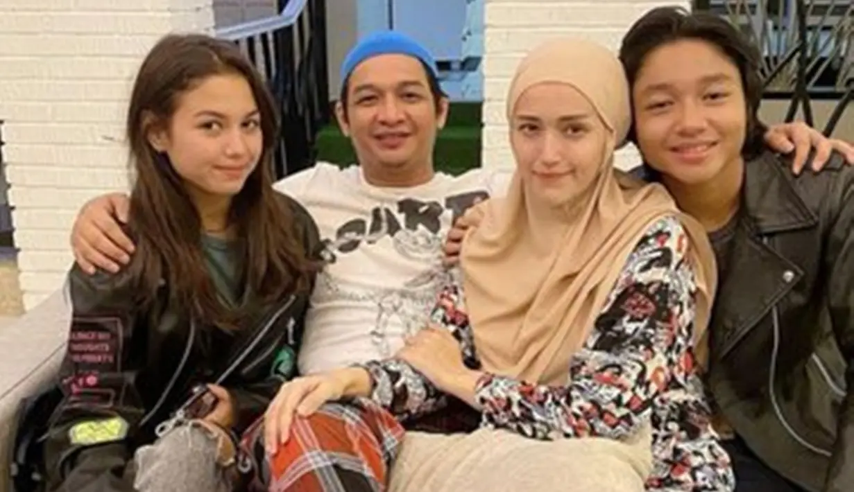 Ayah dari Kiesha Alvaro ini memang suka berpenampilan simpel ketika di rumah. Bahkan saat Saskia Chadwick menjadi tamu, Pasha tetap berpenampilan santai dan sederhana. Penampilan Pasha ini berhasil curi perhatian. (Liputan6.com/IG/pashaungu_vm)