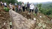 Menteri Sosial (Mensos) Khofifah Indar Parawansa saat mengunjungi lokasi longsor di Pacitan, Jawa Timur. (Liputan6.com/Dian Kurniawan)