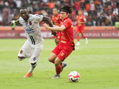 Pemain muda Persija Jakarta, Arlyansyah Abdulmanan berebut bola dengan pemain Persijap Jepara pada pekan ke-16 BRI Super League 2025/2026 di Stadion Utama Gelora Bung Karno (SUGBK), Jakarta Pusat, Sabtu (3/1/2026) sore WIB. (Bola.com/Abdul Aziz)
