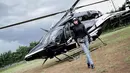 Syahrini terlihat landing manja dari helicopter saat ke Bogor. Wanita kelahiran 1 Agutus 1982 ini tampil cetar membahana dengan busana warna hitam yang dipadu dengan celana jeans. (Foto: instagram.com/princessyahrini)