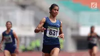 Atlet asal Maluku, Alvin Tehupeiory (tengah) saat berlaga di kelas lari 200 meter putri senior Kejurnas Atletik U18, U20 dan Senior 2019 di Stadion Pakansari, Bogor, Minggu (4/8/2019). Alvin Tehupeiory meraih posisi pertama dengan catatan waktu 23,76 detik. (Liputan6.com/Helmi Fithriansyah)