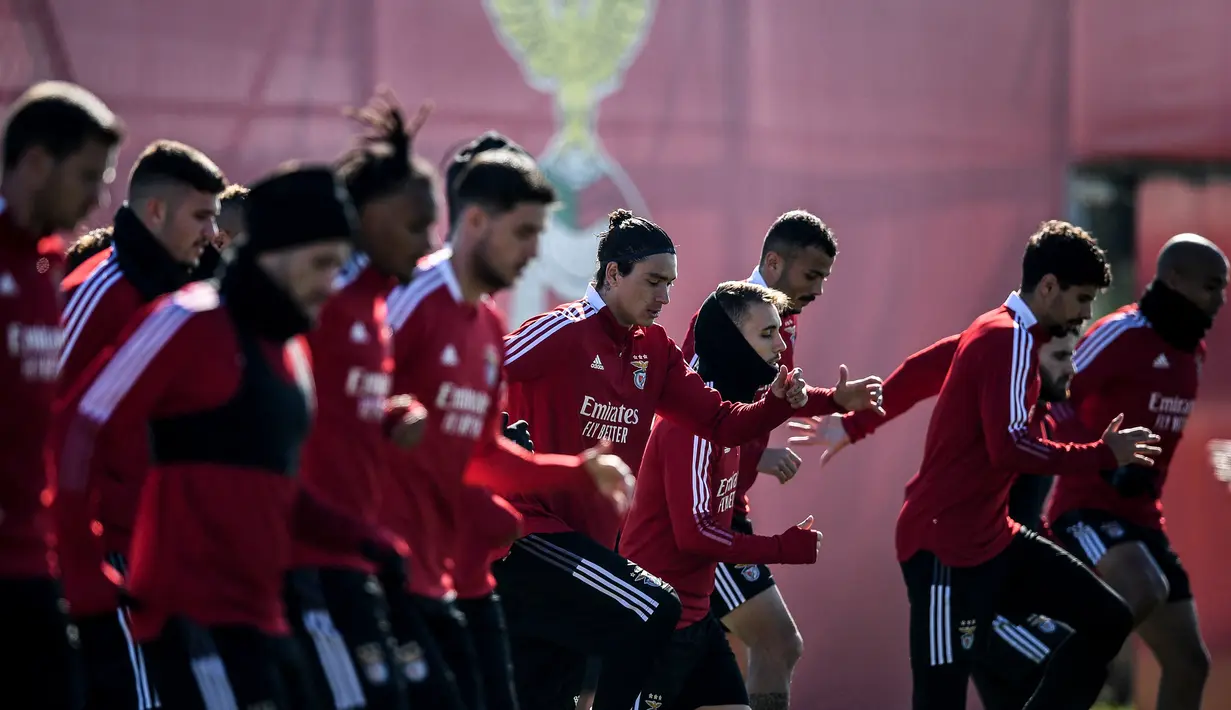 Para pemain Benfica mengambil bagian dalam sesi latihan di tempat latihan Kampus Benfica di Seixal dekat Lisbon (22/2/2022). Benfica akan bertanding melawan melawan Ajax pada leg pertama babak 16 besar Liga Champions di Estadio da Luz. (AFP/Patricia De Melo Moreira)