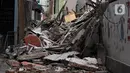 Puing reruntuhan dari gedung yang ambruk di Jalan Brigjen Katamso, Kota Bambu Selatan, Palmerah, Jakarta Barat, Senin (6/1/2020). Tiga orang dilaporkan terluka akibat tertima material gedung empat lantai tersebut. (Liputan6.com/Johan Tallo)