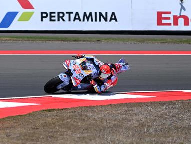 Pembalap Gresini Racing MotoGP, Marc Marque saat sesi latihan bebas MotoGP 2024 di Sirkuit Internasional Pertamina Mandalika, Lombok, Nusa Tenggara Barat, Jumat 27 September 2024. (SONNY TUMBELAKA/AFP)