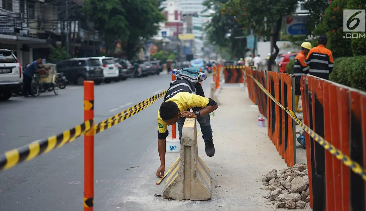 Petugas melakukan pengukuran di jalur pejalan kaki (trotoar) di Jalan Cikini Raya, Jakarta, Jumat (14/6/2019). Pemprov DKI bakal merevitalisasi  trotoar di Jalan Cikini Raya dan Jalan Kramat Raya sepanjang 10 kilometer dengan anggaran sebesar Rp75 miliar. (Liputan6.com/Immanuel Antonius)