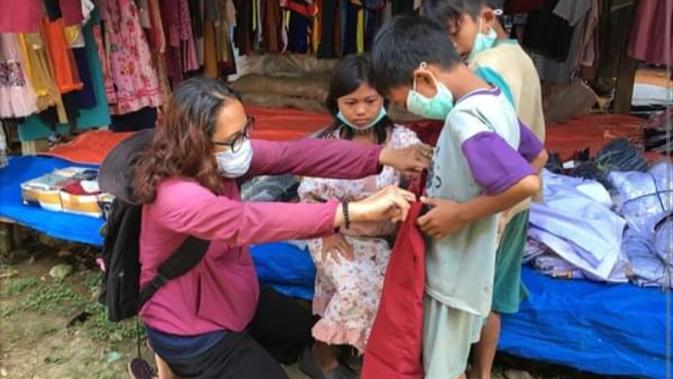 Fasilitator pendidikan KKI Warsi sedang berbelanja perlengkapan sekolah untuk anak-anak rimba di pasar terdekat. (Liputan6.com / dok KKI Warsi)
