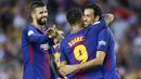 Para pemain Barcelona merayakan gol yang dicetak Sergio Busquets ke gawang Chapecoense  pada laga trofi Joan Gamper di Stadion Camp Nou, Barcelona, Senin (7/8/2017). Barcelona menang 5-0 atas Chapecoense. (AP/Manu Fernandez)