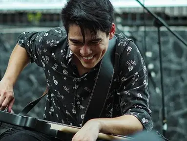 Maxime Bouttier yang punya nama lengkap Maxime Andre Selam Bouttier ini dikenal sebagai aktor, model, sutradara, dan musisi asal Tanah Air yang tengah menjadi perbincangan. (Liputan6.com/IG/@bouttier_maxime)