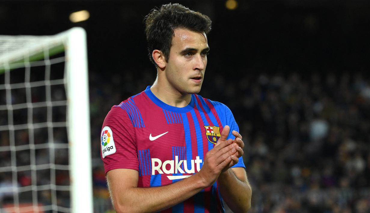Eric Garcia. Barcelona mendapatkan bek tengah Spanyol berusia 21 tahun ini secara gratis pada awal musim 2021/2022 dari Manchester City yang telah dibelanya sejak awal musim 2019/2020 musim 2016/2017 usai dipromosikan dari tim Manchester City U-23. Padahal nilai pasar terakhirnya bernilai 20 juta euro atau kini setara Rp303 miliar, yang merupakan nilai pasar tertinggi sepanjang kariernya. Saat ini nilai pasarnya turun menjadi 18 juta euro. (AFP/Lluis Gene)