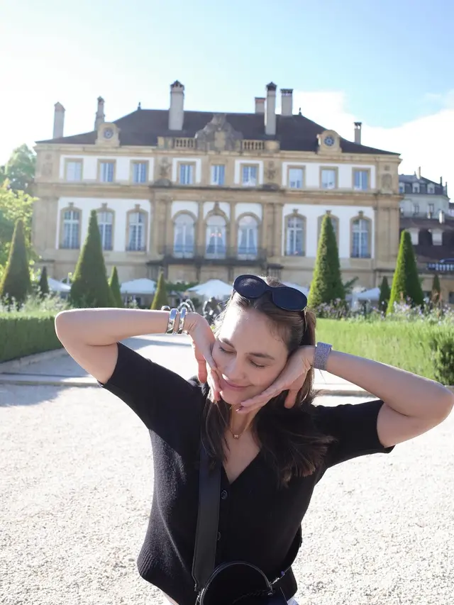 7 Potret Luna Maya di Swiss, Tampil Simpel dan Kasual Bak Anak ABG