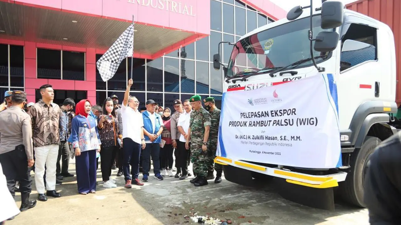 Menteri Perdagangan Zulkifli Hasan mendorong Indonesia agar dapat menjadi ekspor wig atau rambut palsu nomor satu di dunia.