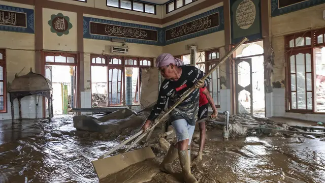 Di desa Lintang Baru Aceh Tamiang, Ada Banyak Rumah Tertimbun Kayu Gelondongan dan Material Lumpur