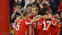 Penyerang Bayern Munich Harry Kane (tengah) merayakan gol ketiga timnya bersama rekan satu timnya dalam pertandingan Liga Champions  antara FC Bayern Munich dan Chelsea FC di Allianz Arena, Munich, Kamis (18/9/2025) dini hari WIB. (Alexandra Beier/AFP)