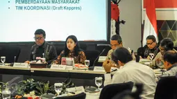 Menko PMK  Puan Maharani memaparkan penjelasan ketika memimpin rakor tingkat menteri di Kemenko PMK, Jakarta, Rabu (19/10). Rapat koordinasi tersebut membahas tentang Pelaksanaan UU Desa. (Liputan6.com/Faizal Fanani)