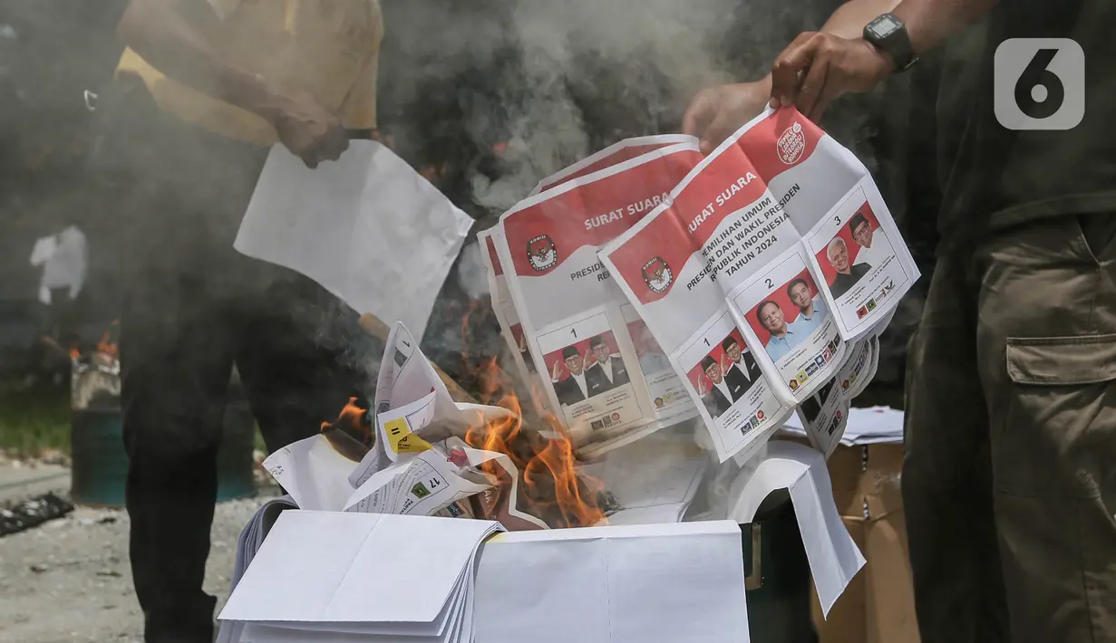 Ribuan surat suara tersebut dimusnahkan dengan cara dibakar. (Liputan6.com/Angga Yuniar)