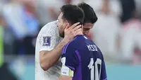 Di balik kemenangan 2-0 Timnas Argentina atas Polandia dalam laga pamungkas di Grup C Piala Dunia 2022 yang berlangsung pada Kamis (1/12/2022) dini hari WIB di 974 Stadium, Doha, Qatar, tersaji momen-momen menarik yang melibatkan dua kapten tim yang saling berhadapan, siapa lagi kalau bukan Lionel Messi dan Robert Lewandowski. Mulai jelang kick-off hingga usai laga keduanya menyajikan momen-momen yang menarik untuk dicermati. Berikut sebagian momen-momen tersebut. (AFP/Giuseppe Cacace)
