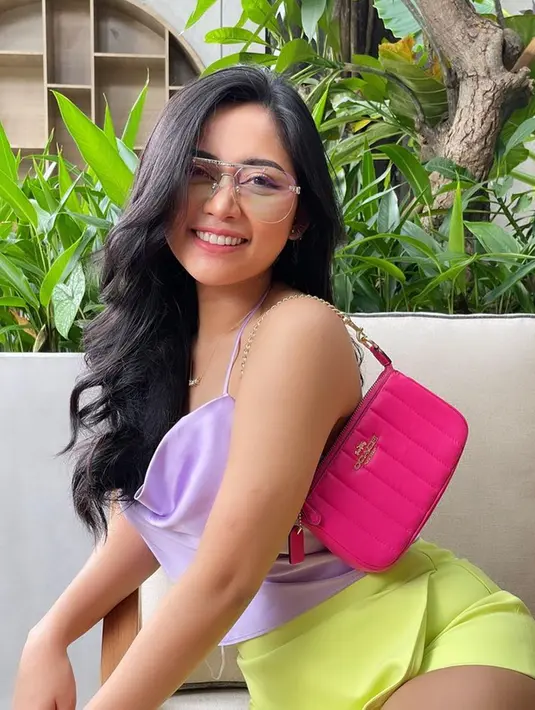 Rachel Vennya juga pernah tampil fresh dengan busana-busana warna terang lainnya. Salah satunya dengan crop berbahan satin yang dipadukan dengan rok lime green. Sambil tenteng tas pink magenta, penampilannya banjir pujian.(Liputan6.com/IG/@rachelvennya)