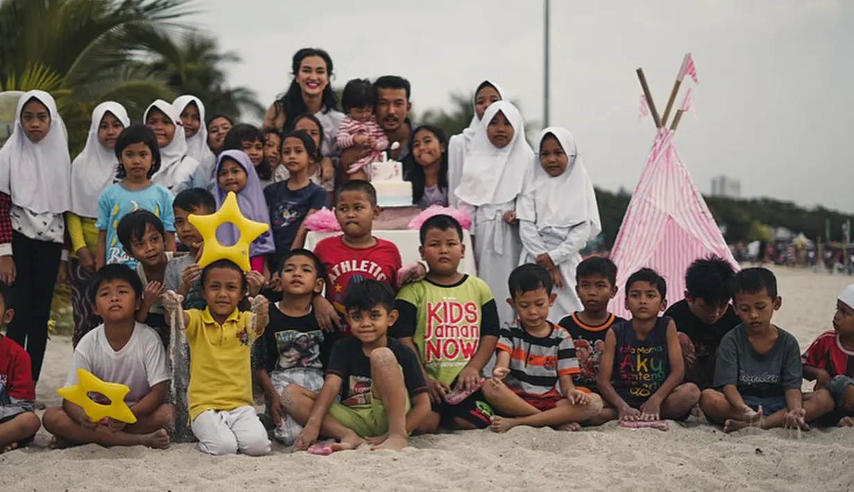 "Semakin kamu besar, semakin kamu akan memaknai artinya kebersamaan, bukan hanya dengan ibu atau bapak. Tapi dengan orang orang lain di luar sana yang mencintai kamu dan yang kamu cintai," tulis Atiqah. (Foto: instagram.com/atiqahhasiholan)