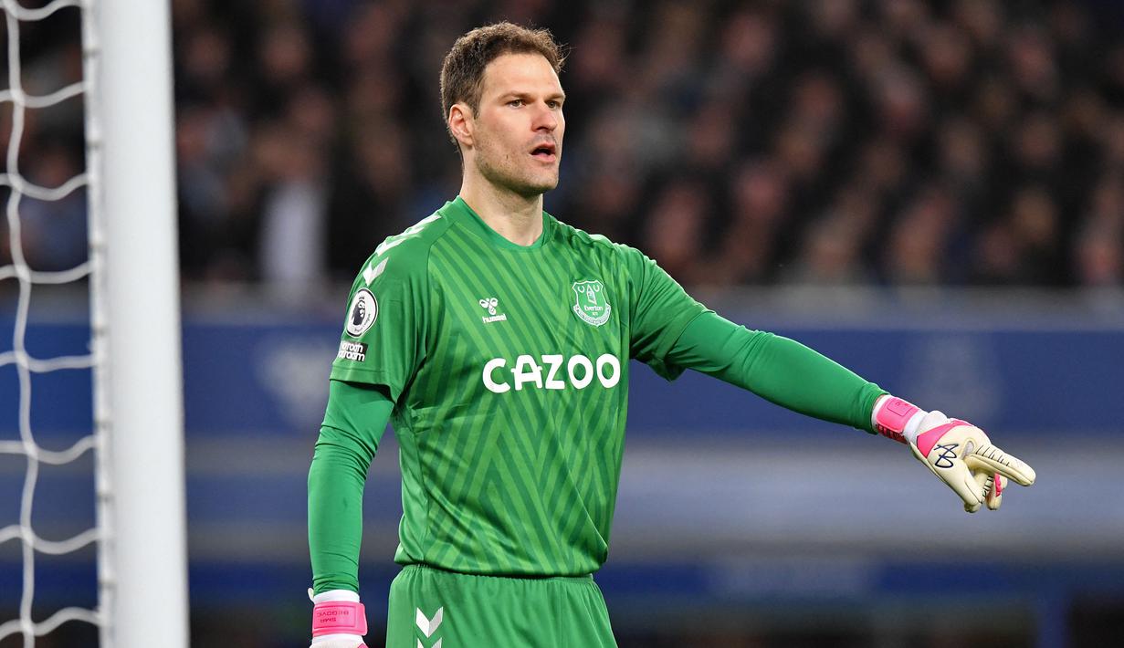 Asmir Begovic. Kiper asal Bosnia Herzegovina berusia 34 tahun ini baru semusim memperkuat Everton usai didatangkan dari AFC Bournemouth pada awal musim 2021/2022. Menjadi pelapis Jordan Pickford, ia baru tampil dalam 6 laga di semua ajang dengan torehan 2 kali clean sheet. (AFP/Anthony Devlin)