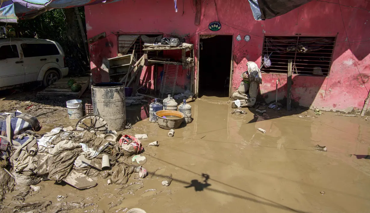 Presiden Meksiko, Claudia Sheinbaum mengatakan pada hari Senin (13/10/2025), sekitar 10.000 tentara telah dikerahkan dengan perahu, pesawat, dan helikopter sebagai bagian dari upaya penyelamatan dan untuk mengirimkan makanan dan air bagi mereka yang terjebak banjir. (Marco Antonio Perez/AFP)