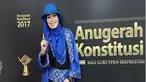 Gaya rocker ala Inka Christie saat hadiri  Anugerah Konstitusi Bagi Guru PPkn Berprestasi Se- Indonesia 2017 silam. Paduan antara hijab dengan sepatu boots warna hitam membuat ia semakin menawan (Liputan6.com/Instagram/@inka_christie99)