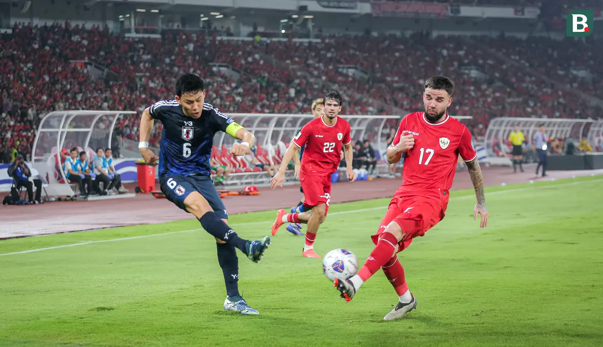 <p>Pemain Timnas Indonesia, Calvin Verdonk (kanan) berusaha menghalau bola tendangan pemain Jepang, Wataru Endo pada laga lanjutan putaran ketiga Grup C Kualifikasi Piala Dunia 2026 di Stadion Utama Gelora Bung Karno (SUGBK), Senayan, Jakarta, Jumat (15/11/2024). (Bola.com/Bagaskara Lazuardi)</p>