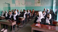Anak perempuan mengikuti kegiatan pembelajaran di Kabul, Rabu (23/3/2022). Pembukaan kembali sekolah menengah untuk anak perempuan di seluruh Afghanistan memicu kegembiraan dan ketakutan di antara puluhan ribu siswa yang kehilangan pendidikan sejak Taliban kembali berkuasa. (Ahmad SAHEL ARMAN/AFP)