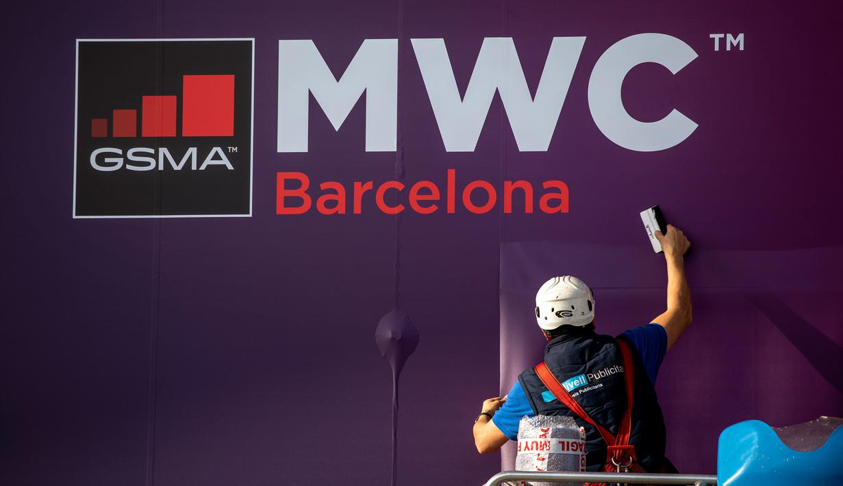 Pekerja memperbaiki poster yang mengumumkan Mobile World Congress (MWC) 2020 di lokasi pameran di Barcelona, Spanyol, Selasa (11/2/2020). Perusahaan teknologi yang mundur dari MWC 2020 di antaranya Facebook, Intel, Ericsson, AT&T, Sprint, Sony, Mediatek, Vivo, dan LG. (AP Photo/Emilio Morenatti)