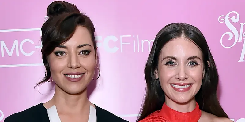 Penampilan Cantik Alison Brie dan Aubrey Plaza di Pemutaran Perdana Spin Me Round