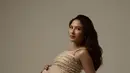 Dipotret oleh photografer Hakim Satriyo, Jessica Mila dan dan Yakup Hasibuan foto maternity shoot dengan konsep sederhana namun berkesan di sebuah studio photo. [@jscmila]