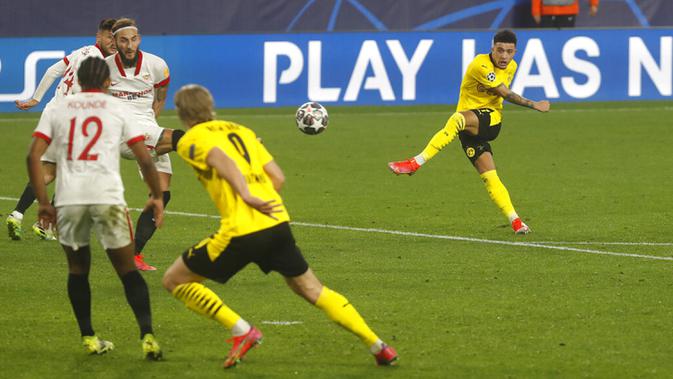 Pemain Borussia Dortmund Jadon Sancho (kanan) menendang bola ke gawang Sevilla pada leg pertama babak 16 besar Liga Champions di Stadion Ramon Sanchez Pizjuan, Seville, Spanyol, Rabu (17/2/2021). Borussia Dortmund menang 3-2. (AP Photo/Angel Fernandez)