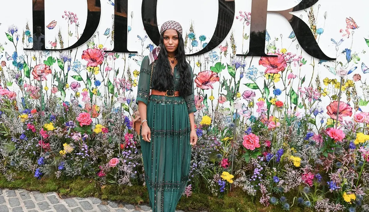 Savannah Lee Smith mengenakan Dior Ready-To-Wear oleh Maria Grazia Chiuri. Bintang film Gossip Girl ini juga mengenakan tas, syal, ikat pinggang, sepatu, dan perhiasan dari Dior. (dok/Dior).