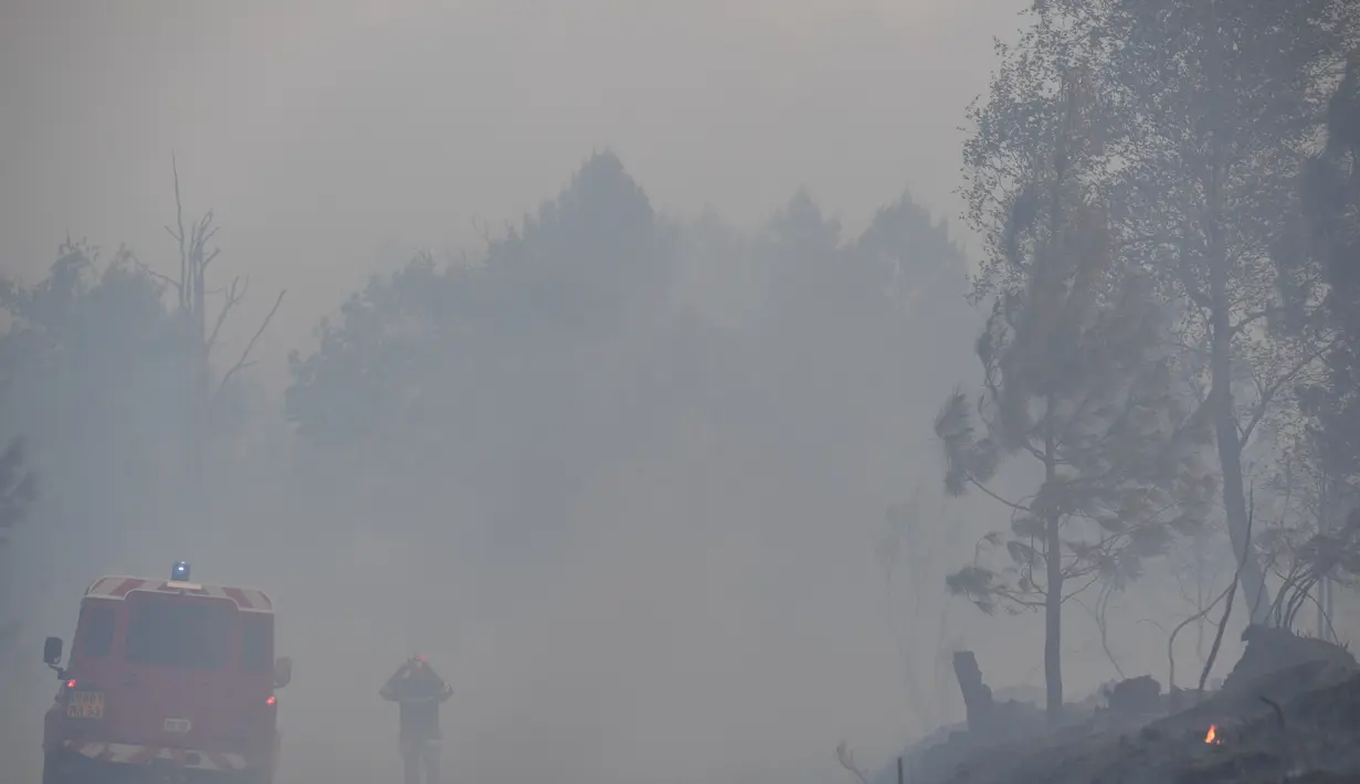 Asap menyelimuti kawasan hutan di di Cissac-Medoc, Prancis, Kamis (21/4). Penyebab kebakaran masih dalam tahap penyelidikan. (PHOTO PHOTO / MEHDI FEDOUACH)