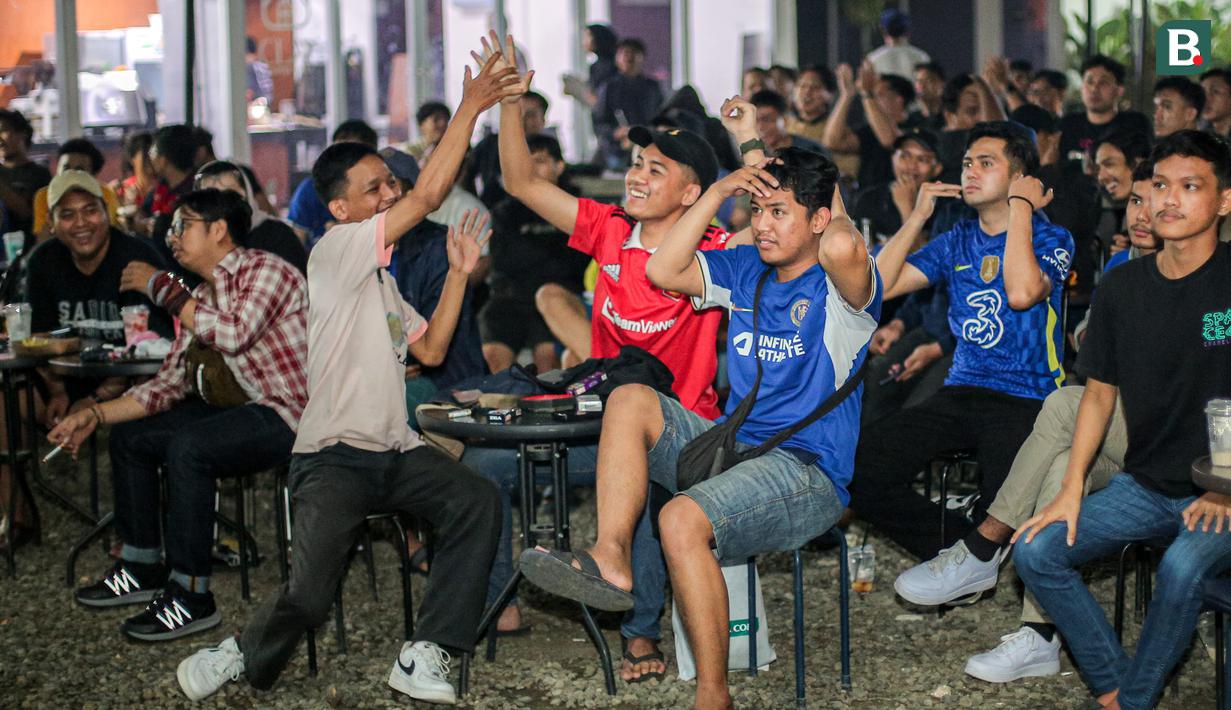 <p>Fans Manchester United merayakan gol timnya ke gawang Chelsea saat Roaring Night Liga Inggris yang berlangsung di Clay Coffee, Jatinegara, Jakarta Timur, Jumat (05/04/2024) dini hari WIB. (Bola.com/Bagaskara Lazuardi)</p>
