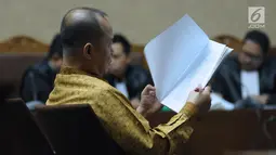 Mantan Kepala BPPN, Syafruddin Arsyad Temenggung saat menjalani sidang pembacaan eksepsi atas dakwaan di Pengadilan Tipikor Jakarta, Senin (21/5). Agenda sidang pembacaan eksepsi atas dakwaan JPU KPK. (Liputan6.com/Helmi Fithriansyah)