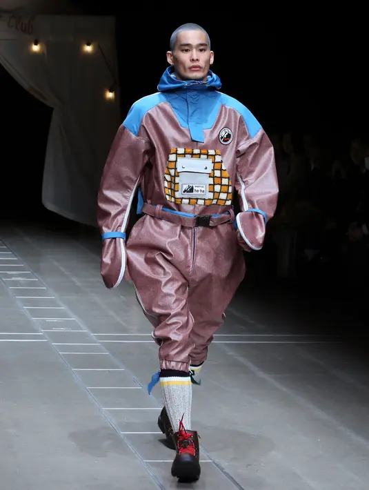 Model pria membawakan busana karya Yurie Fujita, Katsuya Miyazaki dan Futaba Hongo pada Koleksi Musim Gugur / Musim Dingin 2018 di Tokyo Fashion Week di Tokyo, Jepang (19/3). (AP Photo / Koji Sasahara)