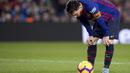 Lionel Messi bersiap melakukan tendangan penalti kontra Real Betis pada laga lanjutan La Liga 2018/19 yang berlangsung di stadion Camp Nou. Barcelona kalah 3-4. (AFP/Josep Lago)