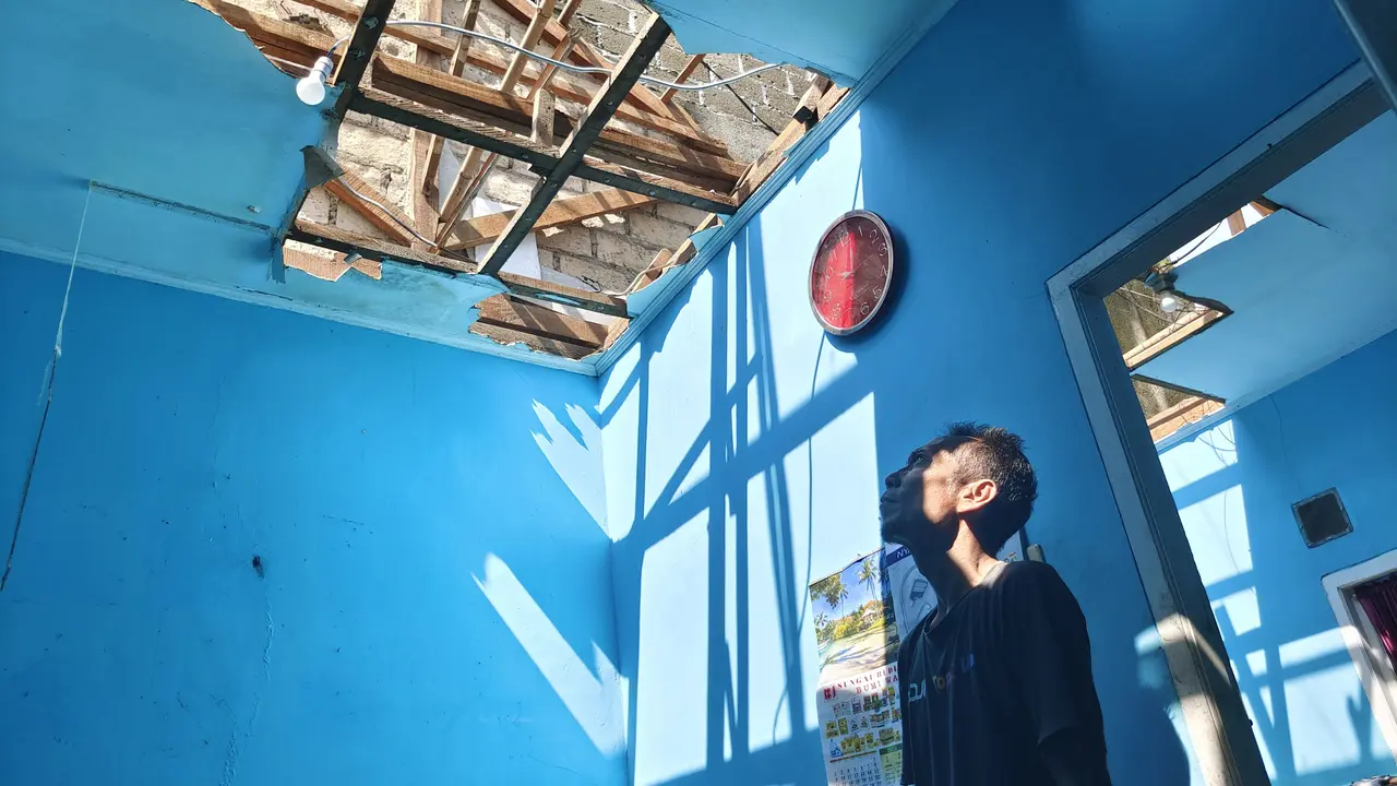 Rumah warga mengalami kerusakan parah di Kelurahan Sawangan Baru, Kecamatan Sawangan, Kota Depok. (Liputan6.com/Dicky Agung Prihanto)