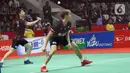 Pebulutangkis Indonesia, Kevin Sanjaya Sukamulio/Marcus Fernaldi Gideon saat melawan He Ji Ting/Tan Qiang (China) pada babak kedua ganda putra Indonesia Masters 2020 di Istora GBK, Jakarta, Kamis (16/1/2020). Kevin/Markus unggul 21-19 21-13. (Liputan6.com/Helmi Fithriansyah)