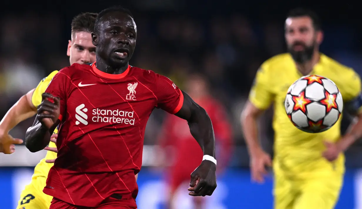 Striker Liverpool, Sadio Mane mengejar bola saat menghadapi Villarreal pada laga leg kedua semifinal Liga Champions 2021/2022 di La Ceramica Stadium, Villarreal (3/5/2022). Sadio Mane didatangkan Southampton pada awal musim 2014/2015 dari RB Salzburg. Setelah 2 musim dan tampil dalam 75 laga di semua ajang dengan torehan 25 gol dan 14 assist, ia dilepas ke Liverpool dengan nilai transfer 41,2 juta euro pada awal musim 2016/2017 dan bertahan hingga akhir musim 2022/2023. (AFP/Paul Ellis)