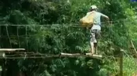 VIDEO: Warga Ciamis Bertaruh Keselamatan Seberangi Jembatan