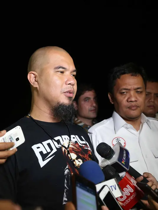 "Nggak ada (makar). Jadi memang meeting di rumah mbak Rachma. Siapa yang mendanai jumpa pers. Terus apa yang disiarkan waktu itu," kata Ahmad Dhani di Mako Brimob Kelapa Dua, Depok, Jawa Barat, Sabtu (3/12) dini hari. (Nurwahyunan/Bintang.com)