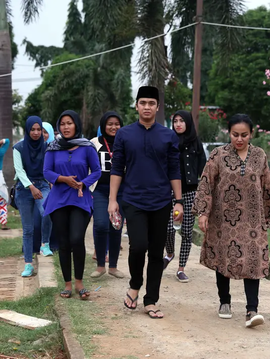 Setelah menggelar acara syukuran bersama anak yatim di kediaman orangtuanya, Billy Syahputra beserta keluarga, manajer serta para penggemar setianya ziarah ke makam Olga Syahputra. (Nurwahyunan/Bintang.com)