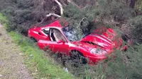 Sebelum kecelakaan, sang pengemudi mobil berkelir merah terlihat tak mampu mengendalikan laju dari supercar lansiran Italia itu.
