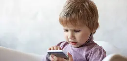 Sahabat Fimela, membiasakan anak terlalu lama menatap layar bisa mengganggu tumbuh kembang mereka. Yuk, kenali dampaknya dan mulai atur screen time sejak dini! (Foto dok: Freepik/shurkin_son).