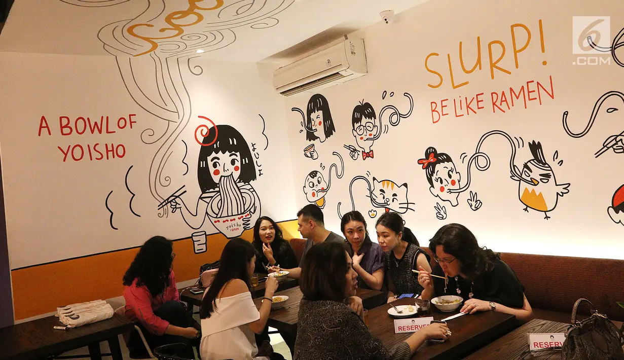 Pengunjung sedang menikmati makanan khas Jepang di rumah makan Yoisho Ramen, Jakarta Selatan. Masakan khas Jepang ini mengembangkan resep kuno dengan teknik masak tradisional. (Liputan6.com/Fery Pradolo)