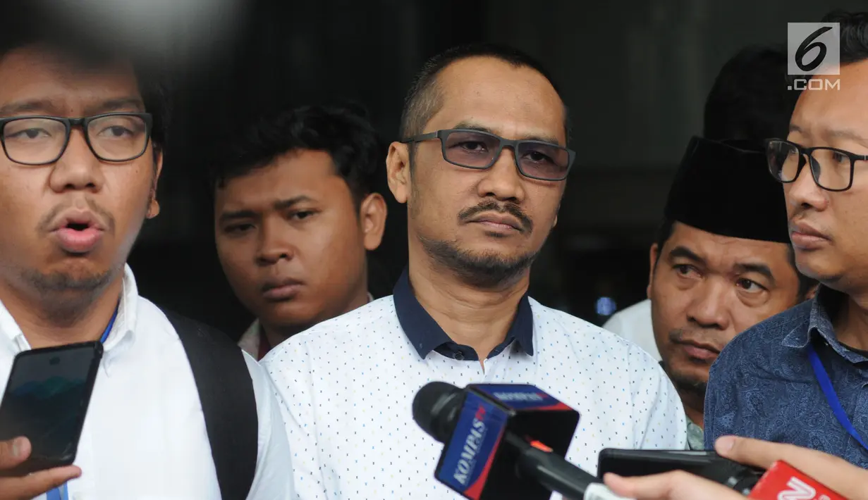 Mantan Ketua KPK Abraham Samad dan Koalisi Masyarakat Sipil Anti Korupsi usai melakukan pertemuan di Gedung KPK, Jakarta, Jumat (3/5/2019). Abraham bertemu pimpinan KPK dan meminta lembaga antikorupsi itu menyelesaikan sejumlah persoalan yang belum tuntas sampai sekarang. (merdeka.com/Dwi Narwoko)