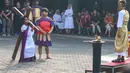 Melalui peragaan Tablo Jalan Salib, umat Katolik diharapkan semakin menghayati dan memaknai perjalanan kisah sengsara Yesus dan kian mempertebal iman. (merdeka.com/Arie Basuki)